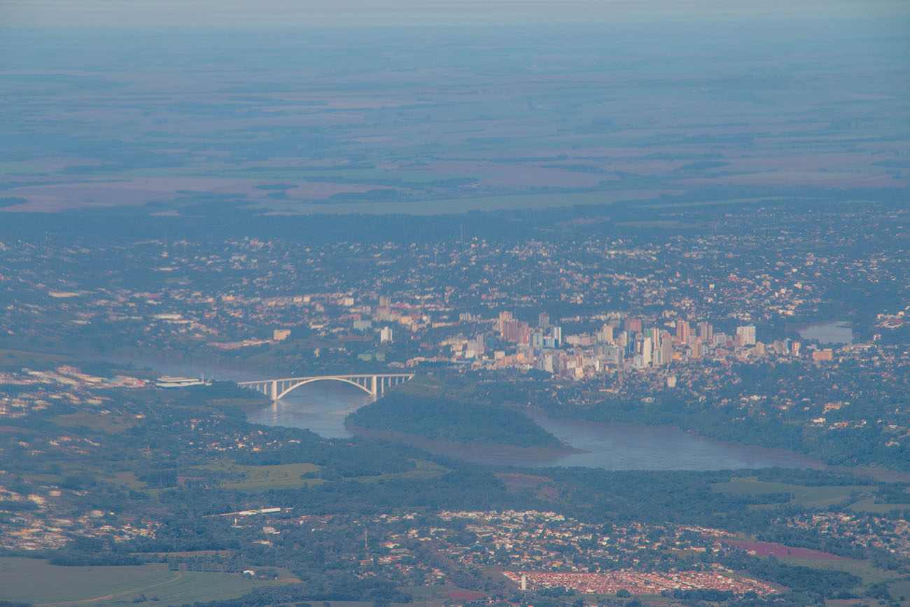 Links: Foz do Iguaçu (Brasilien), rechts: Ciudad del Este (Paraguay), dazwischen die Ponte del Amitate (Freundschaftsbrücke) 