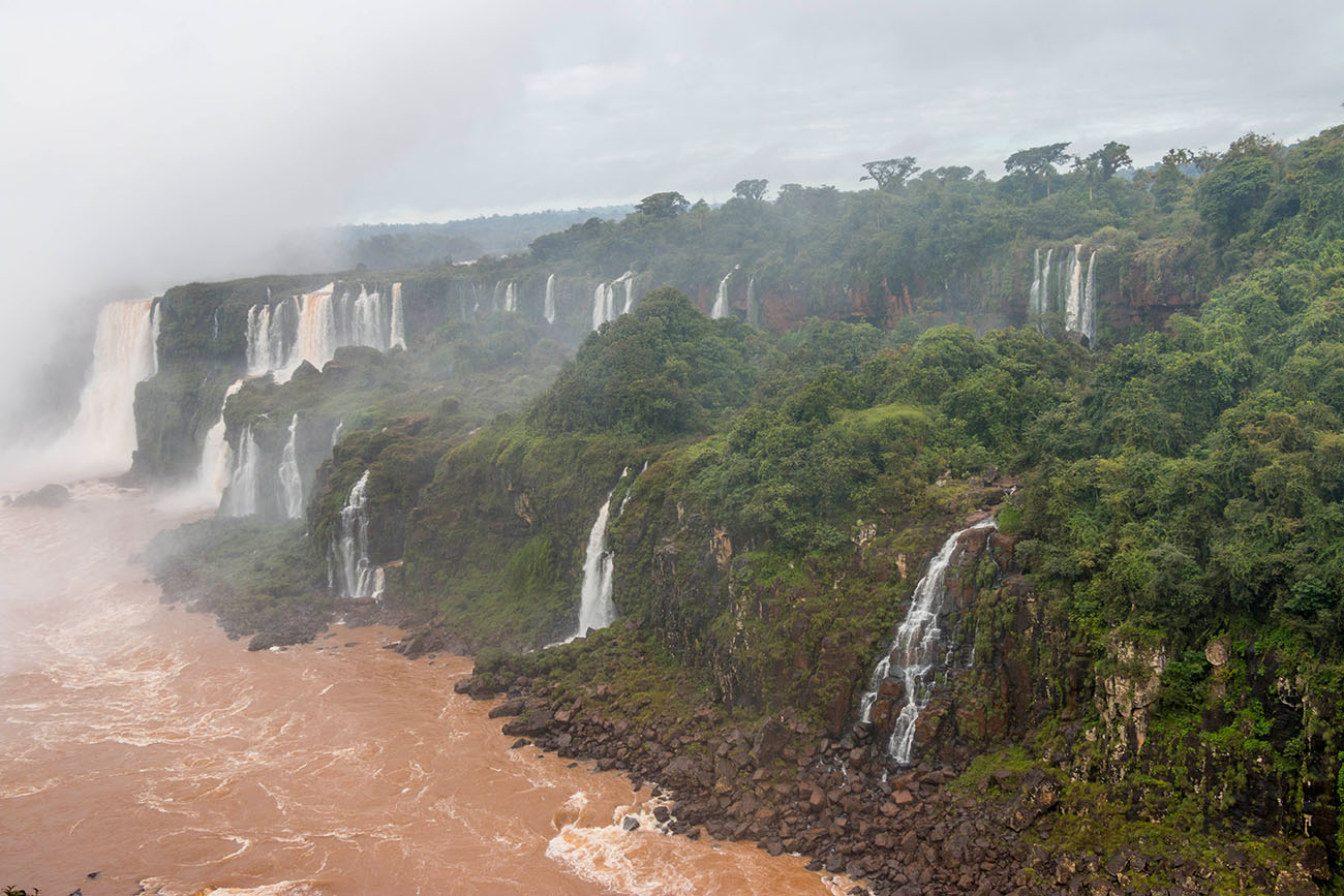 Die Gischt zieht auf die brasilianische Seite ... 