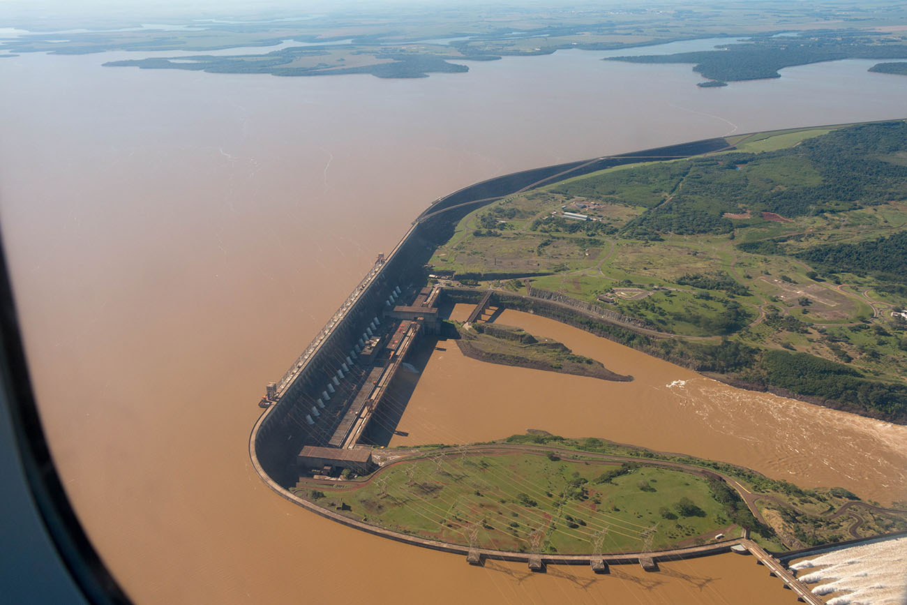 Bereits beim Anflug auf Foz do Iguaçu konnten wir schon den Staudamm Itaipu bewundern 