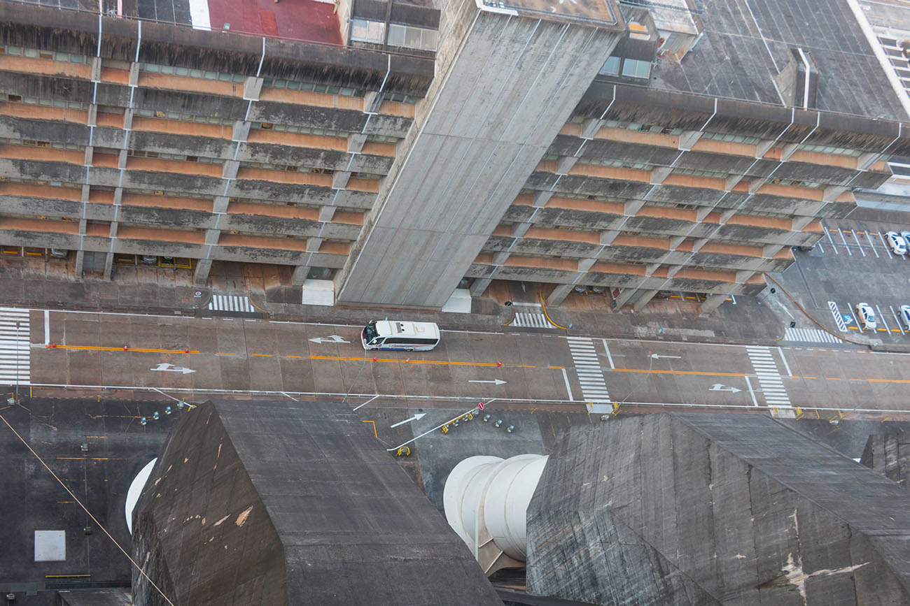 Blick von der 225 Meter hohen Dammkrone nach unten 