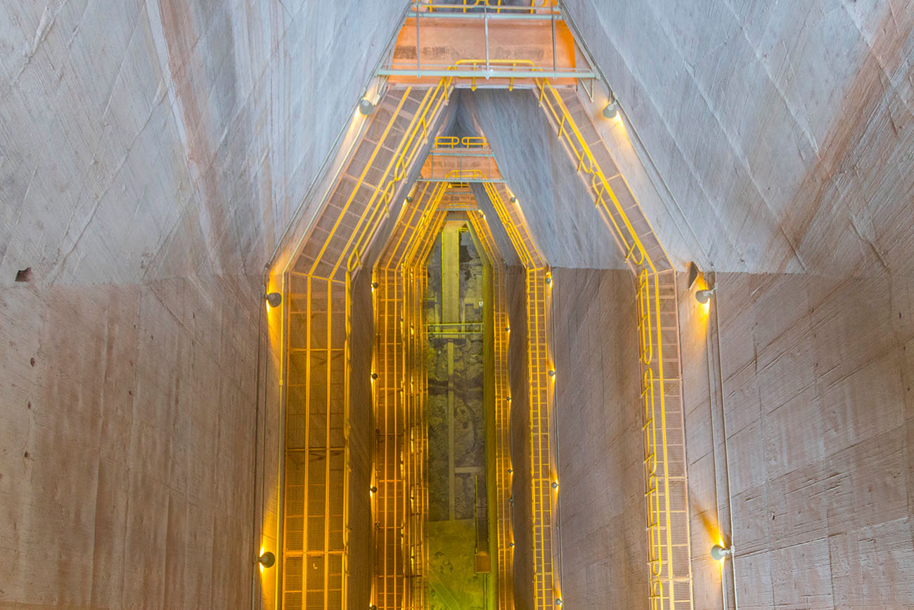 ... und der Blick nach unten, auf das Fundament der Staumauer 