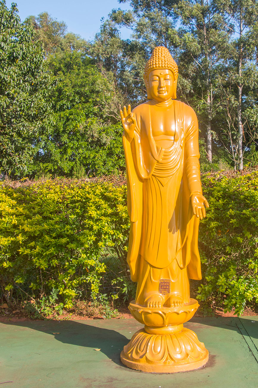 Statue mit rechter Hand in Vitarka-Mudra Haltung 
