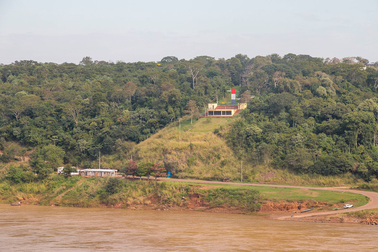 Grenzstein auf der Paraguayischen Seite 